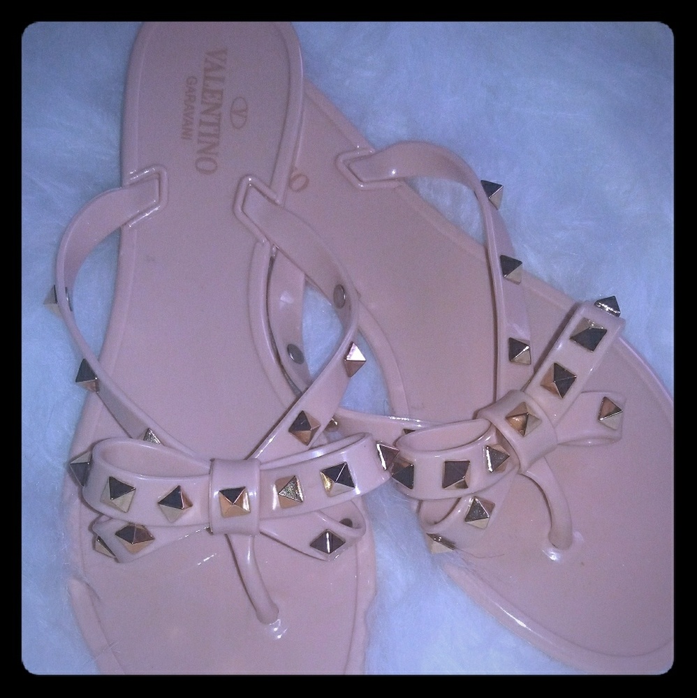V studded bow flip flops